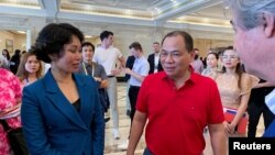 Tỷ phú Phạm Nhật Vượng (phải) và bà Lê Thị Thu Thủy (trái) tại một sự kiện ở Nha Trang, Việt Nam. Ông Vượng sẽ hoán đổi vị trí cho bà Thủy để trở thành giám đốc điều hành của VinFast trong khi bà Thủy tiếp quản vai trò chủ tịch Hội đồng quản trị của ông Vượng.