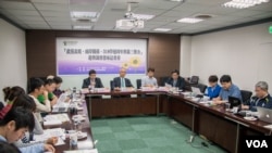 深绿背景的新台湾国策智库发布了系列民意调查结果。(美国之音记者方正拍摄)