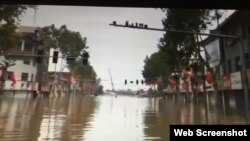 2021年10月8日,山西汾河新絳段決口,洪水湧向街道,老城被淹。(网络视频截图)