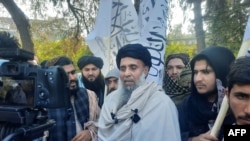被美国囚禁的阿富汗战士汗·穆罕默德(中)经由换囚获释,他在返抵阿富汗后向媒体发表讲话。(法新社:2025年1月21日)