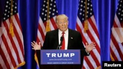 Ứng cử viên tổng thống Đảng Cộng hòa Donald Trump đọc bài diễn văn trong một sự kiện vận động tranh cử tại Khách sạn Trump Soho ở Manhattan, New York, ngày 22 tháng 6 năm 2016.