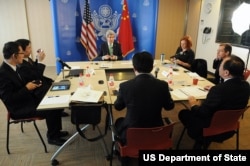 克里国务卿2014年2月15日在中国会见中国记者和博客作家(美国国务院网站照片)