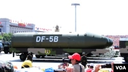 中国在9.3大阅兵的武器装备环节上,压轴出场的东风5B是目前中国唯一能够直接打击美国全境的洲际导弹。(美国之音东方拍摄 2015年9月3日 )