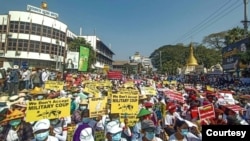 缅甸示威者在蒙育瓦举行抗议。(资料照)