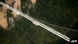 Cầu kính rộng 6 mét và dài 430 mét được bắc qua một thung lũng cao 300 mét ở công viên Trương Gia Giới.