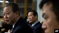 朝鲜常驻联合国代表张日勋(左)和其他朝鲜代表团领事官员举行记者会。(2015年2月16日)