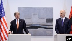 美国国务卿克里在他和阿尔巴尼亚总理在阿尔巴尼亚首都地拉那举行的记者会上讲话(2016年2月14日)