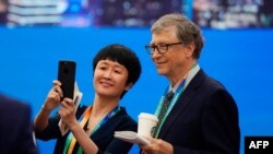 微软创始人比尔·盖茨2018年11月5日在上海举行的首届中国国际进口博览会开幕式前同与会者合影。