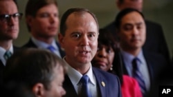 美国国会众议院情报委员会主席、民主党人亚当·希夫(Adam Schiff,中) (美联社资料图)