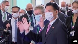 捷克参议院议长维特奇所率领的访问团抵达台湾,外交部长吴钊燮到场接机。(2020年8月30日)