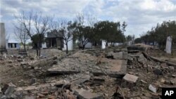 Tòa nhà bị san bằng thành đống đổ nát sau vụ nổ nhà máy làm pháo bông ở miền nam Ấn Ðộ, ngày 5/9/2012