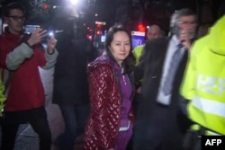 CTV向法新社提供的电视图像显示,华为技术公司首席财务官孟晚舟2018年12月11日在温哥华的不列颠哥伦比亚省高等法院举行的保释听证会后离开。