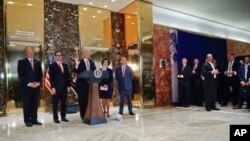 Tổng thống Donald Trump nói chuyện với giới truyền thông tại hành lang Trump Tower ở New York, ngày 15/8/2017.