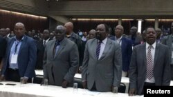 津巴布韦执政党非洲民族联盟-爱国阵线(民盟)的代表星期天在哈拉雷出席紧急会议,罢免了总统穆加贝的党主席职务。(2017年11月19日)