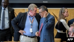 资料照片：世卫组织总干事谭德塞(右)与世卫组织紧急项目负责人瑞安。