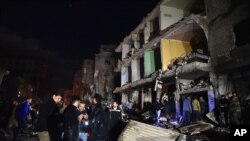 叙利亚人聚集在大马士革以南10公里处发生几起爆炸的地点(2016年2月21日)