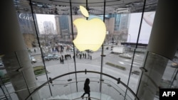 从上海的苹果商店里面向外看去 (资料照片)