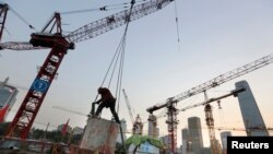 中国某建筑工地上的农民工