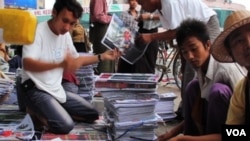 缅甸街头报摊(资料照)