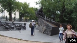 莫斯科街头苏联作家肖洛霍夫和他的作品“静静顿河”为背景的塑像。(美国之音白桦拍摄)