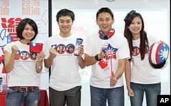 马吴竞选总部四位青年发言人,右起第一人为李佳霏