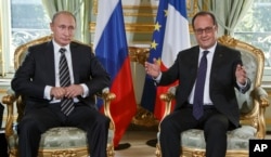 俄罗斯总统普京(左)和法国总统奥朗德(右)举行会谈(2015年10月2日资料照片)