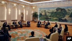 2018年6月14日,在北京人民大会堂,美国国务卿蓬佩奥和美国大使布兰斯塔德会见中国国家主席习近平、国务委员杨洁篪和外长王毅。