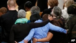 人们在华盛顿国家大教堂举行烛光纪念活动,哀悼康州桑迪•胡克小学枪杀惨案和其他枪支暴力的死难者(2013年12月12日资料照)