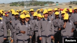 资料照:中国和埃塞俄比亚的建筑工人在亚的斯亚贝巴附近参加一条高速公路的开工仪式。(2014年5月5日)