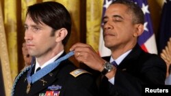 Tổng thống Obama trao tặng Huân chương Danh dự cho cựu Đại úy William Swenson trong một buổi lễ tại Tòa Bạch Ốc, 15/10/13