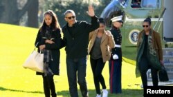 美国总统奥巴马在白宫南草坪上挥手致意,身旁是他的家人(2016年1月3日)