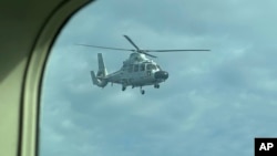 2025年2月18日,一架中国军用直升机在南中国海有争议的斯卡伯勒浅滩(Scarborough Shoal,中国称黄岩岛)上空飞近菲律宾渔业和水产局 (BFAR) 的飞机。