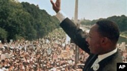 马丁•路德•金在华盛顿国家大草坪向集会民众挥手致意