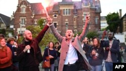 ရွေးကောက်ပွဲမဲအသာစီးရနေတဲ့ လက်ဝဲညွန့်ပေါင်းအဖွဲ့ထောက်ခံသူများ။ (ဇူလိုင် ၇၊ ၂၀၂၄)