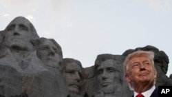 美国总统特朗普周五(7月3日)在拉什莫尔山出席美国独立日庆祝活动。