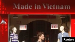游客走过河内一家亮出“越南制造”字样的服装店。(资料照)