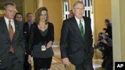 Thượng nghị sĩ Mitch McConnell (phải) tại trụ sở Thượng viện 31/12/12