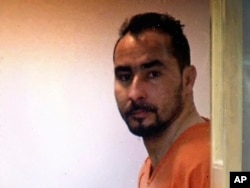 涉嫌酒后开车撞死美式橄榄球职业球员埃德温·杰克逊和他的优步司机的危地马拉人曼努埃尔·奥勒戈-萨瓦拉离开法庭听证。(2018年2月6日)