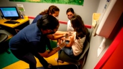 资料照片:佐治亚州的一名初中生接种第一剂新冠疫苗。(2021年5月12日)