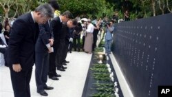 Các thành viên gia đình của những nạn nhân Nam Triều Tiên thiệt mạng trong vụ ám sát năm 1983 tại lễ khánh thành đài kỷ niệm ở Yangon, Myanmar, 6/6/2014.