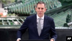 澳大利亚财长查默斯于结束了对北京为期两天的访问,这是澳大利亚财长七年来首次访华,进一步缓解了双边关系的紧张。(澳大利亚财政部/美联社)