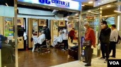 香港新防疫措施下,所有理发店2月10日起关闭两星期,不少市民2月9日理发店关门前夕,排队剪头发 (美国之音/汤惠芸)