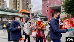 香港即将在2月10日实施最严厉防疫,不少市民2月9日赶在黄大仙庙关闭前夕入场参拜 (美国之音/汤惠芸)