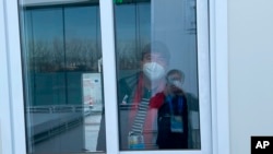 美联社记者约翰.莱切斯特(John Leicester )在被检测出新冠病毒感染阳性后被隔离。(2022年2月5日)