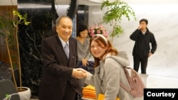 台湾前总统府资政彭明敏(左)与《台湾人民自救运动宣言》共同发表人魏廷朝的女儿魏筠的合影。