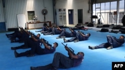 所罗门皇家警察部队2022年3月29日发布没有注明时间的照片显示,中国警察联络官在训练所罗门的警察。