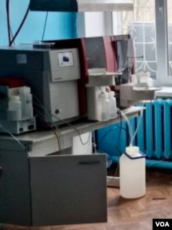 俄罗斯占领军撤走后，乌克兰切尔诺贝利“生态中心”核实验室2022年4月5日的设备状况。(照片由叶夫根尼·克拉马连科提供)