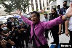 菲律宾著名记者雷萨在法庭宣布一项逃税罪不成立后见记者（路透社）