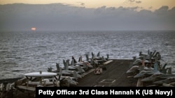 美国印太司令部2023年1月公布的照片显示尼米兹号航空母舰经过南中国海。