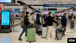 香港特首李家超宣布香港与中国大陆2月6日起全面通关,开放所有口岸毋须网上预约、不设人数限制,过去7日没外游纪录免核酸检测阴性证明要求 (美国之音/汤惠芸)